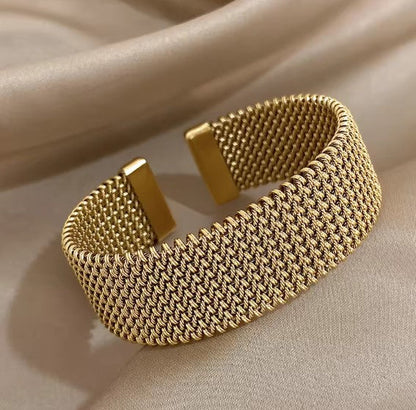 Bracelet élégant en maille tressée avec design ouvert