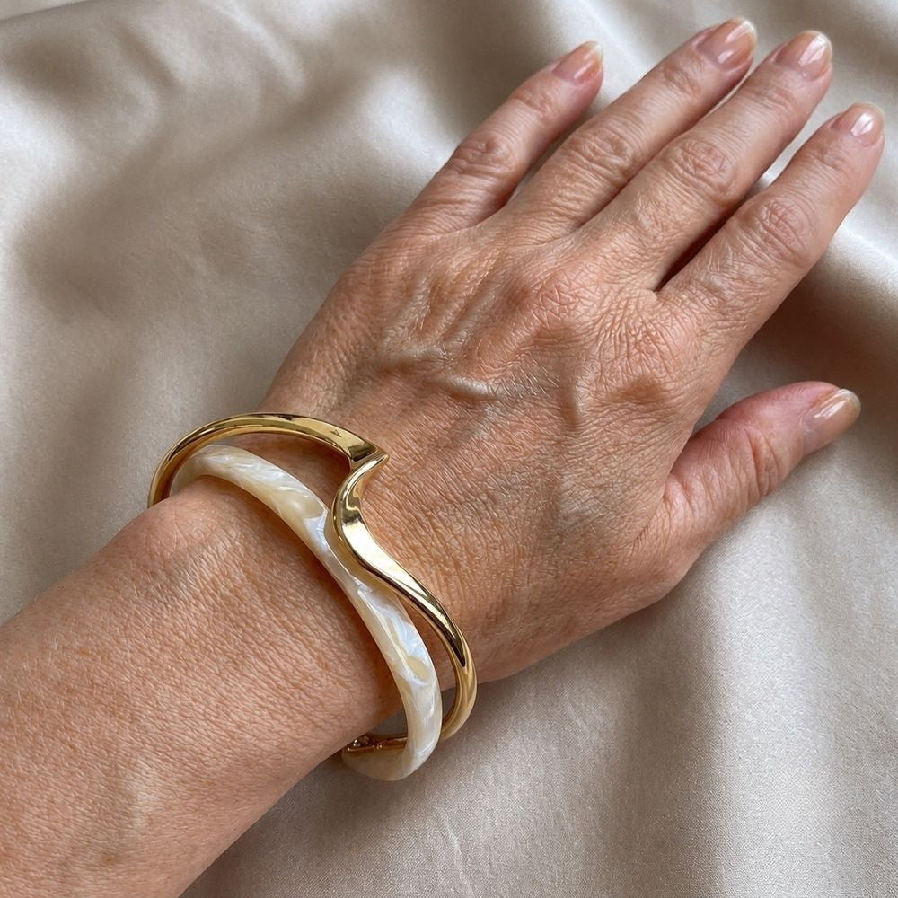 Bracelet Doré Élégant à Opale Blanche