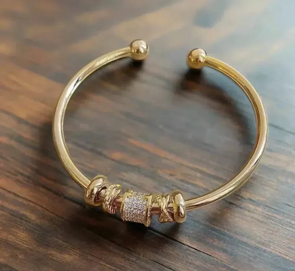 Bracelet Ajustable avec Breloques Dorées