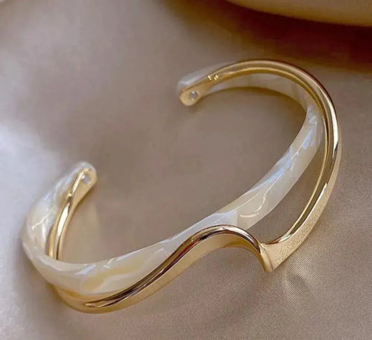 Bracelet élégant en or avec opale blanche